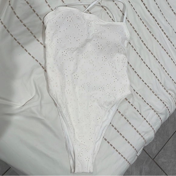 Abercrombie & Fitch black and white (NOT SAME COLOR AS PICTURE) one piece swim - Picture 4 of 5